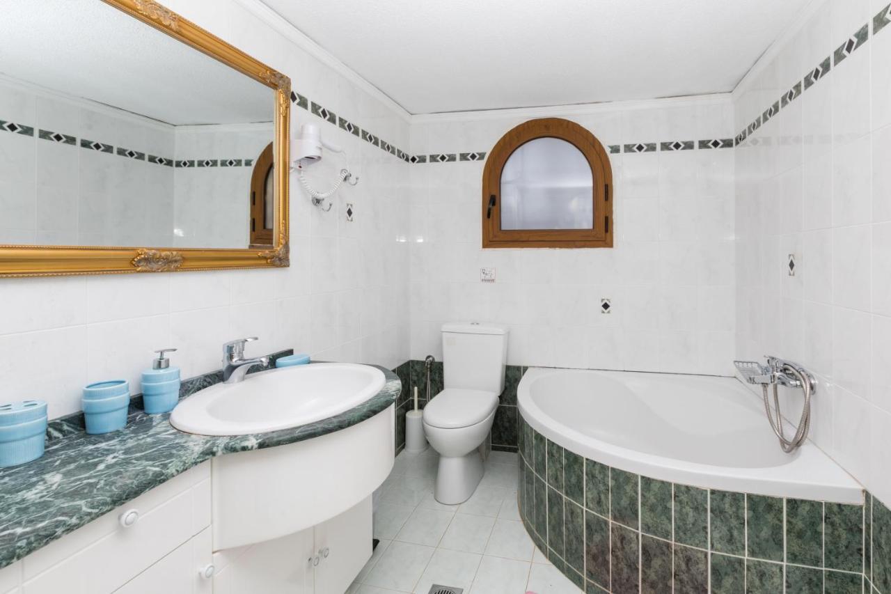 Beachfront Family Villa Katerina With Private Pool, Playground, Bbq & Amazing Sea Views! Petres  Exterior foto