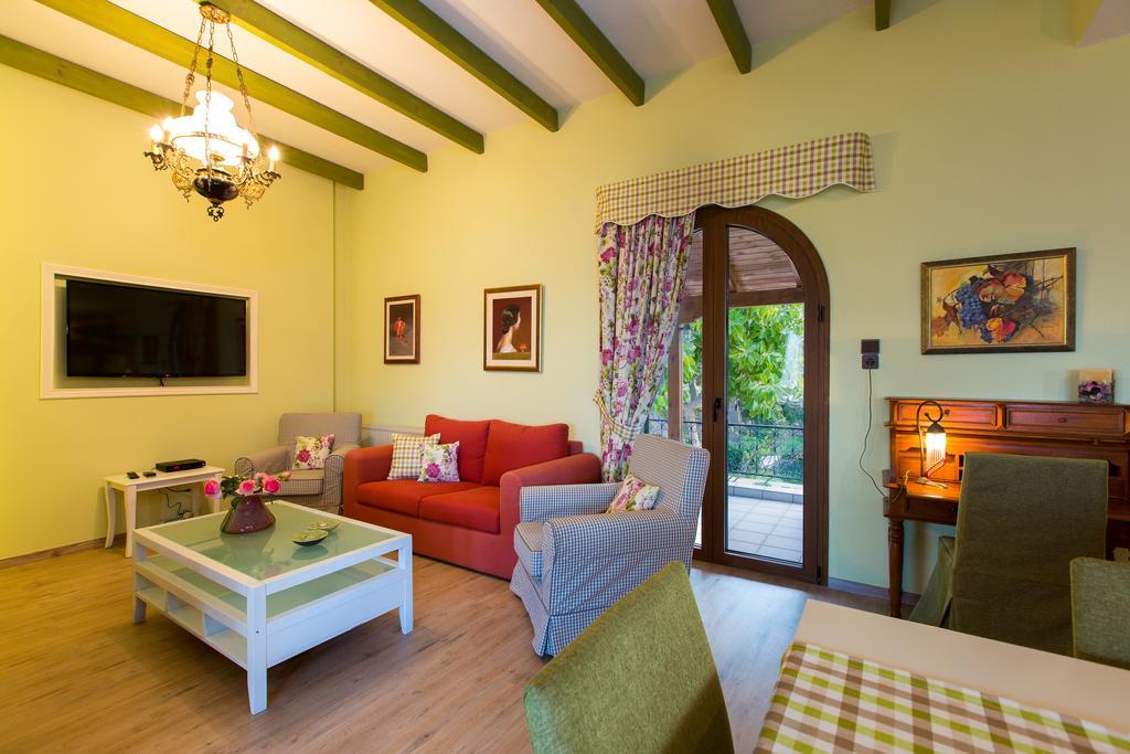 Beachfront Family Villa Katerina With Private Pool, Playground, Bbq & Amazing Sea Views! Petres  Exterior foto