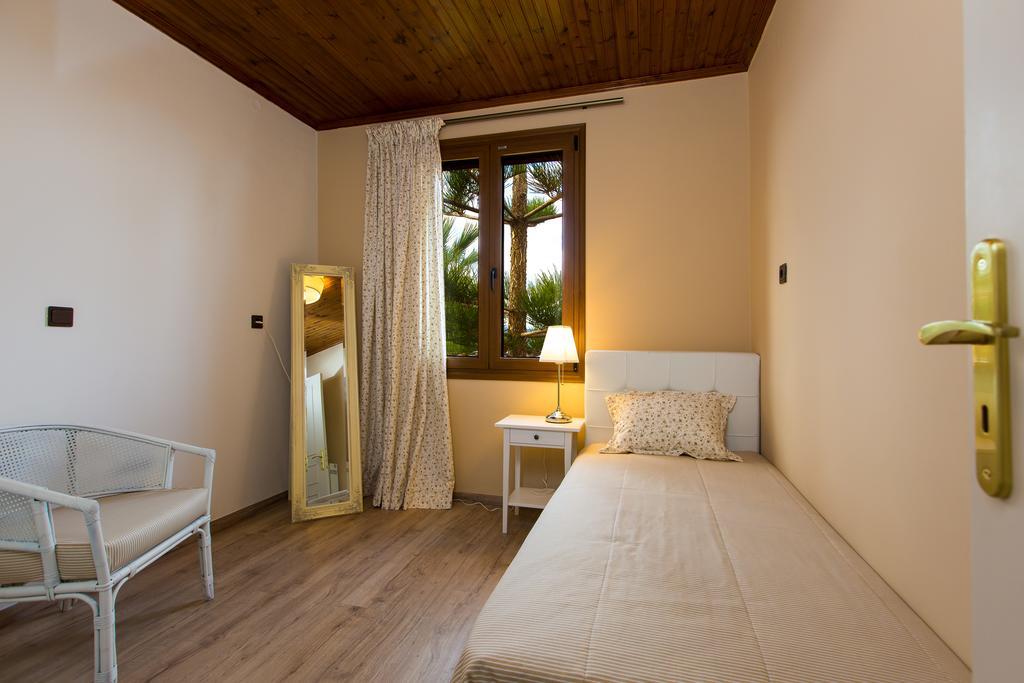 Beachfront Family Villa Katerina With Private Pool, Playground, Bbq & Amazing Sea Views! Petres  Exterior foto
